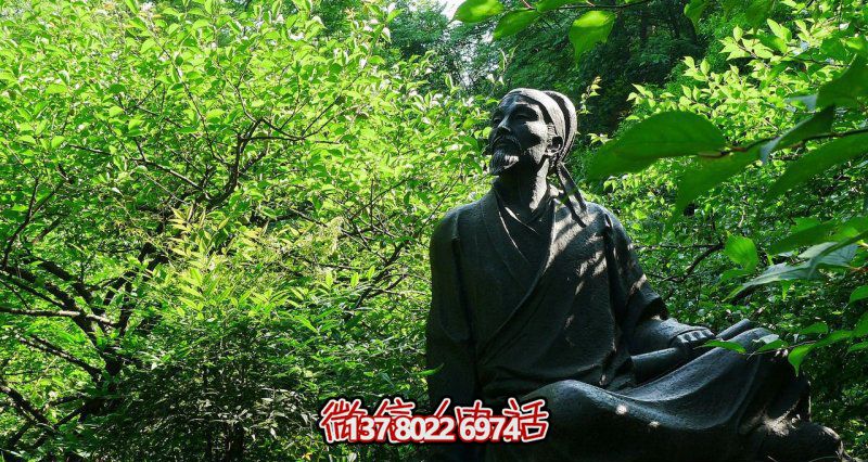 古代名人李白青銅雕塑，讓花園廣場坐擁舊韻