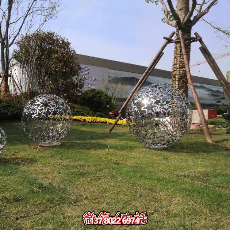 藝術(shù)雕塑裝置以不銹鋼和樹葉為原料，鏤空球造型，為戶外廣場(chǎng)和草坪增添藝術(shù)氣息