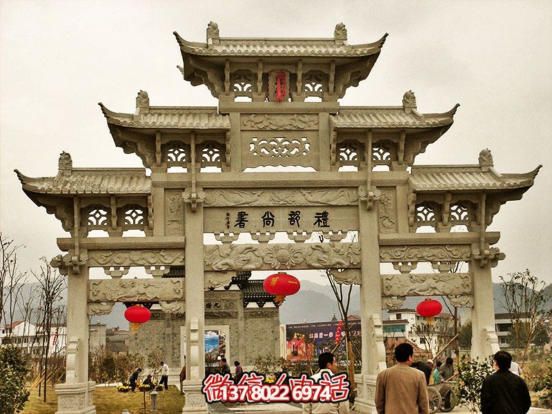 鏤空三門牌坊，點綴城市廣場